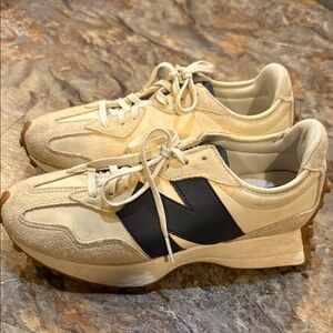 New Balance 327 women’s size 8 Sneakers